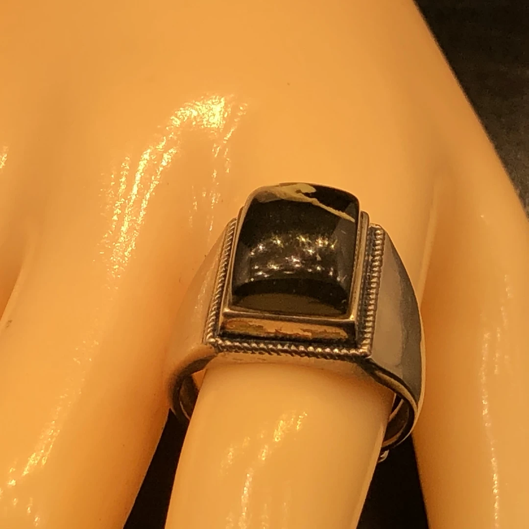 天然妖花琥珀戒指。