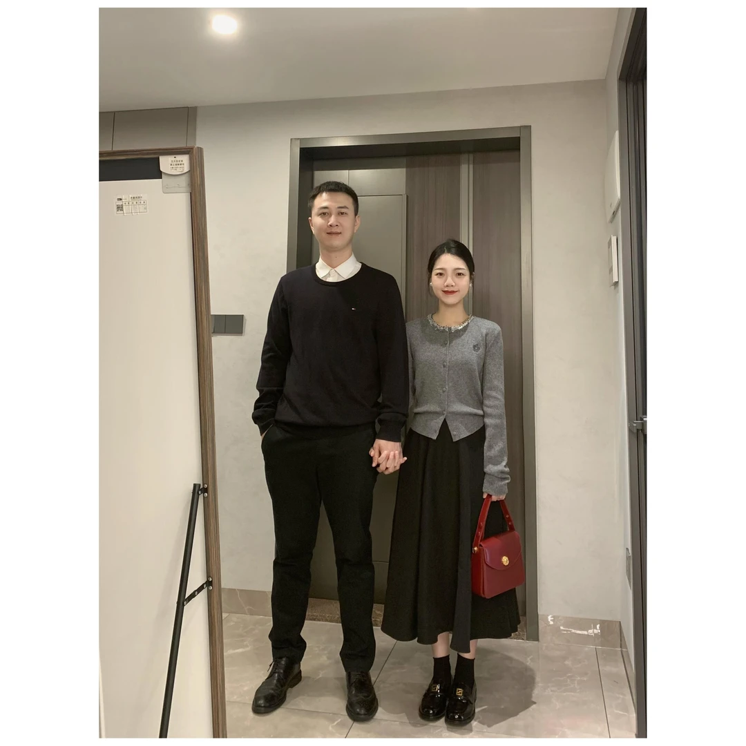 春2025新款灰色长袖针织衫女高级感亮片圆领开衫上衣衫半身裙套装