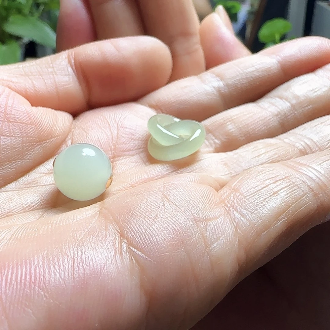 猫***瑰和田玉未镶嵌颈饰