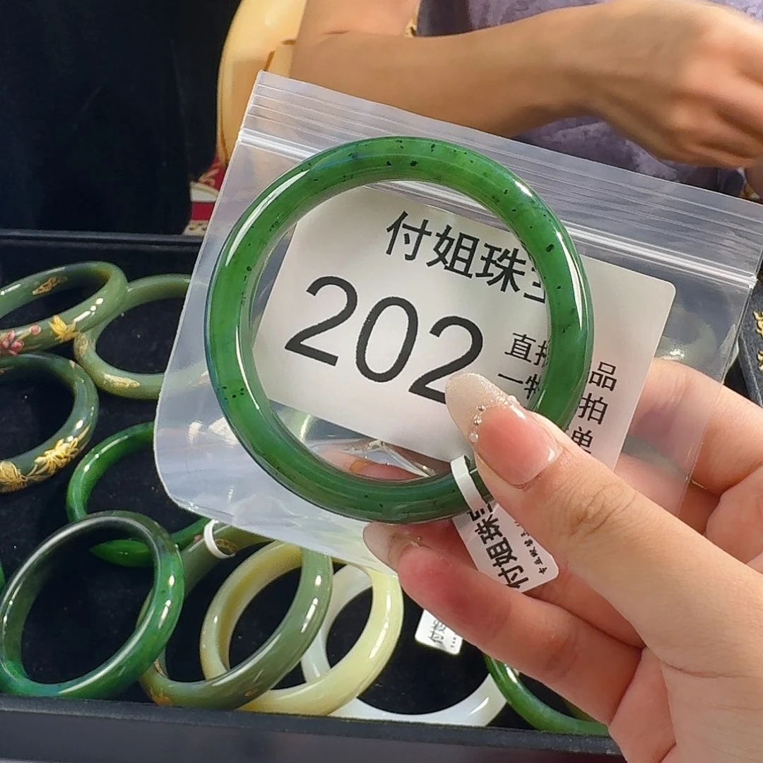 颈饰未镶嵌和田玉手镯61 202