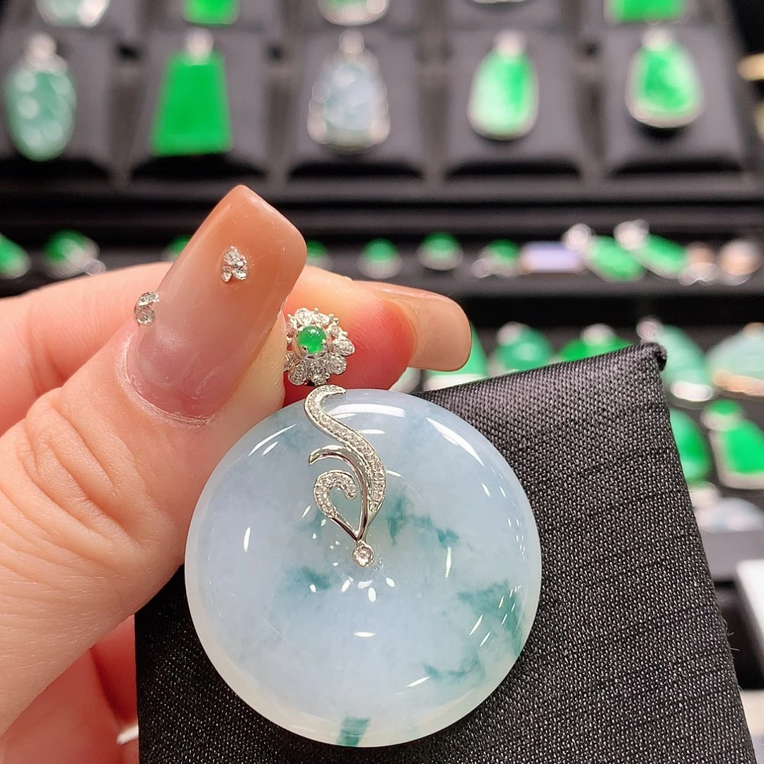 翡翠18K金镶嵌颈饰平安扣