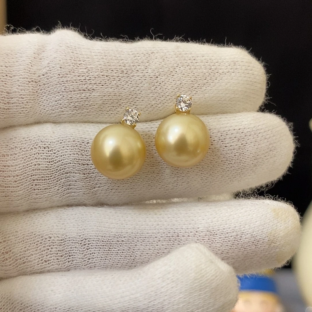 18K金镶嵌海水珍珠耳饰