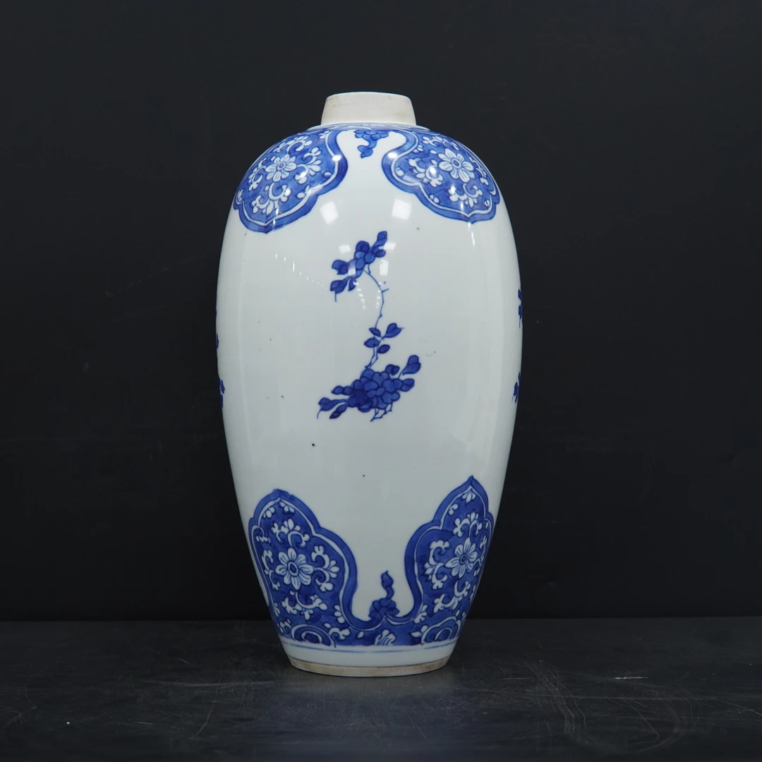 XG00193青花如意披肩折枝花纹梅瓶