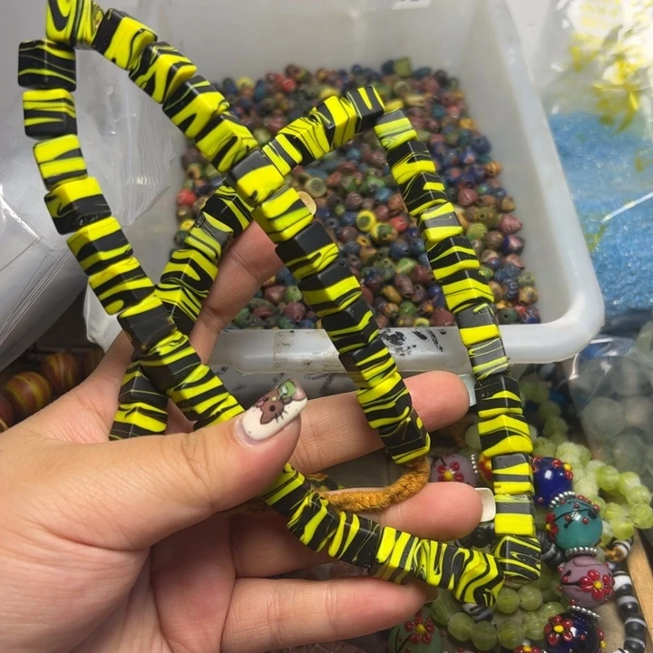 玻璃颈饰1676。    一条