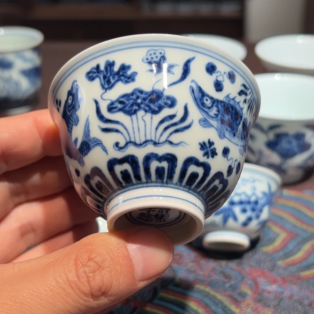 陶精品青花鱼藻纹撇口杯口径约7.5厘米