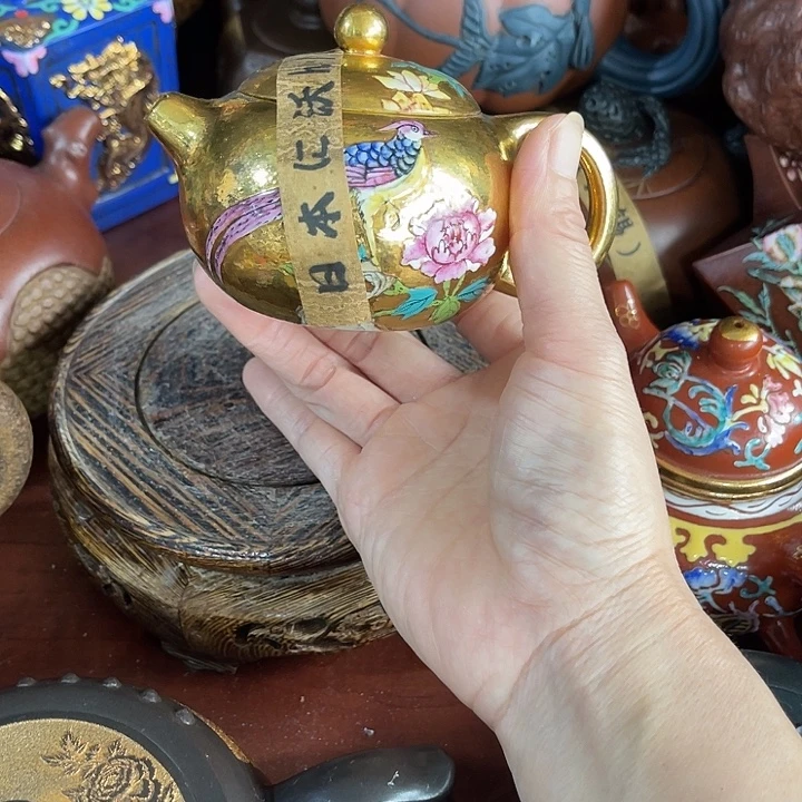 红泥茶壶原矿泥料手工制作的一把紫砂壶。
