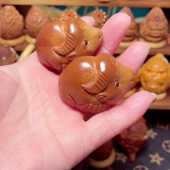 吊坠橄榄核小牛一对