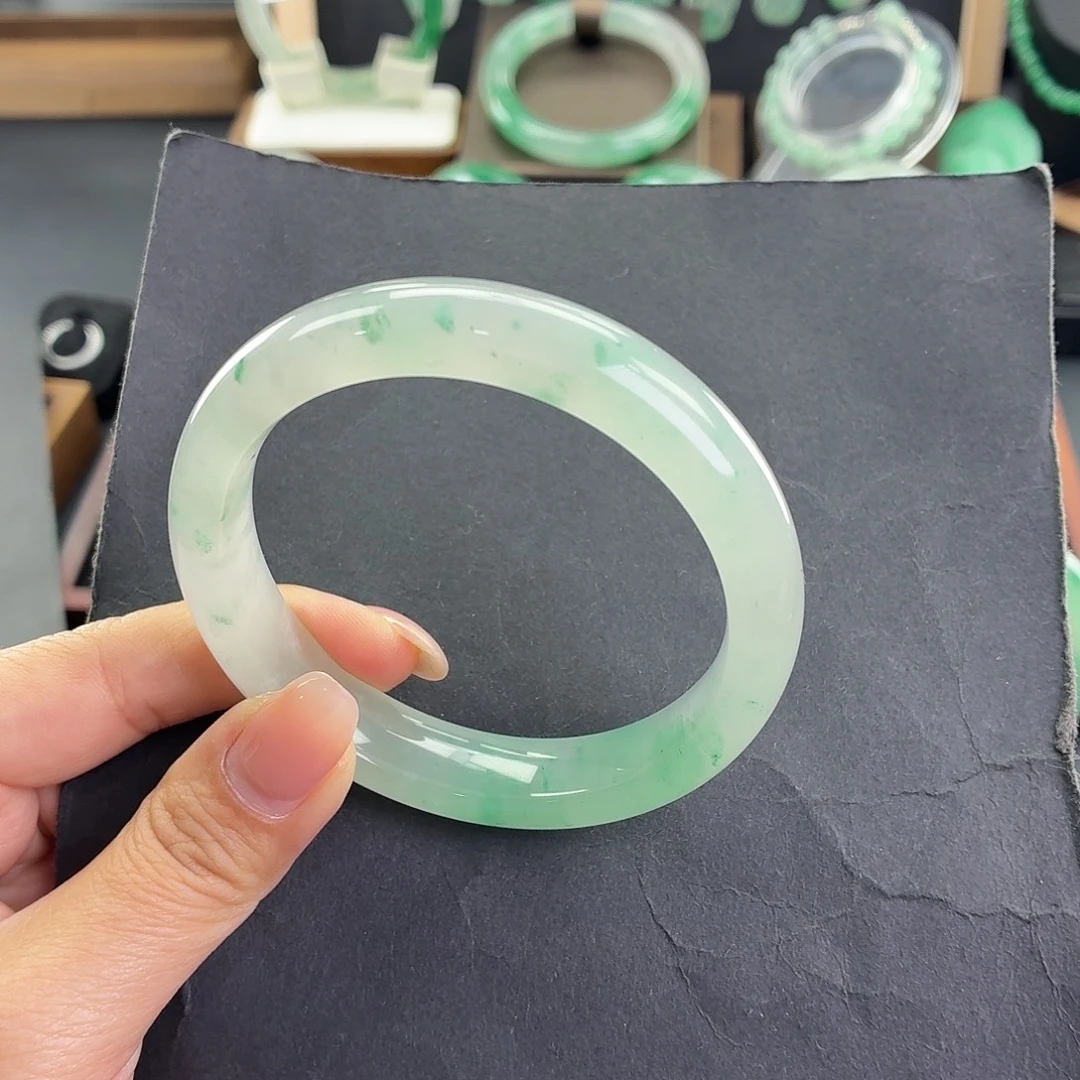 s***）石英质玉未镶嵌手镯