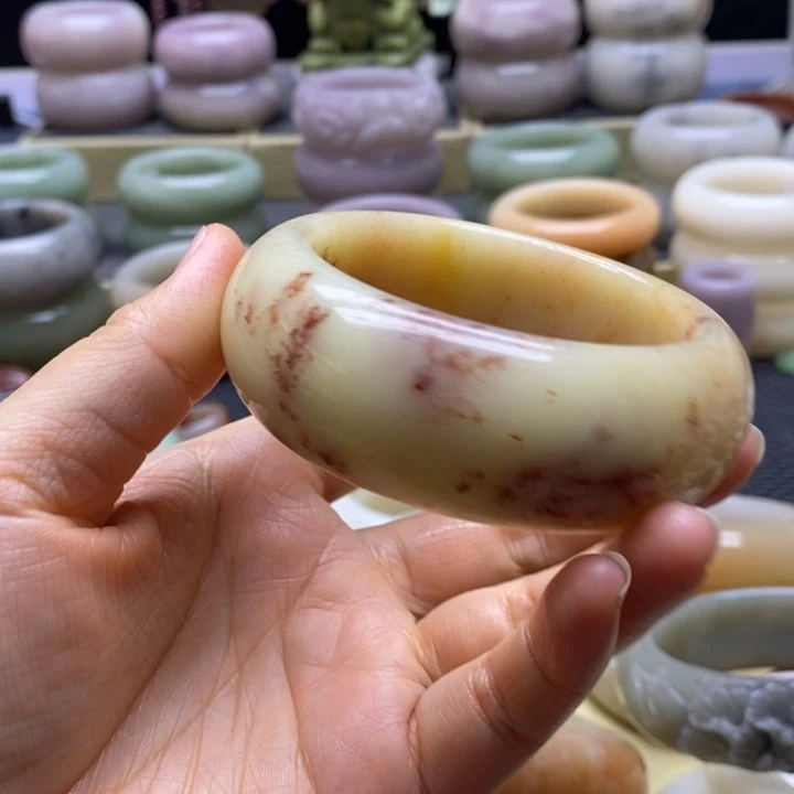 *****石英岩玉未镶嵌手镯