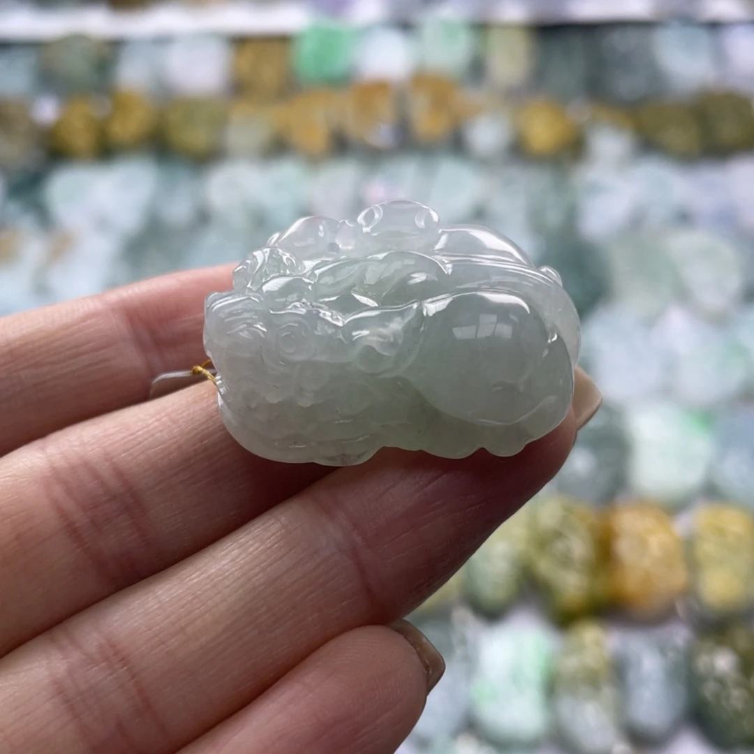 翡翠未镶嵌颈饰貔貅