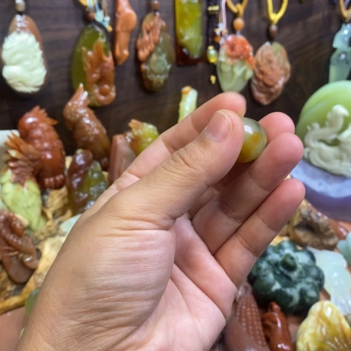 蛇纹石玉未镶嵌颈饰