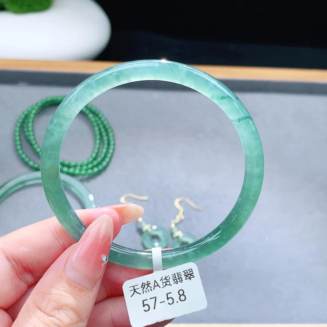 未镶嵌手镯（圆镯）翡翠
