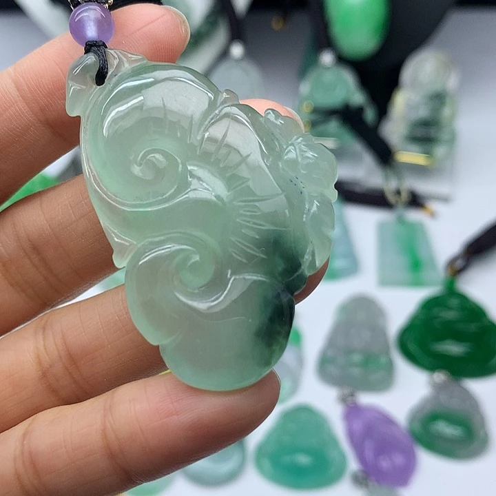 翡翠未镶嵌吊坠(赠链)