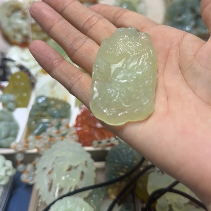 蛇纹石玉吊坠未镶嵌虚**愚