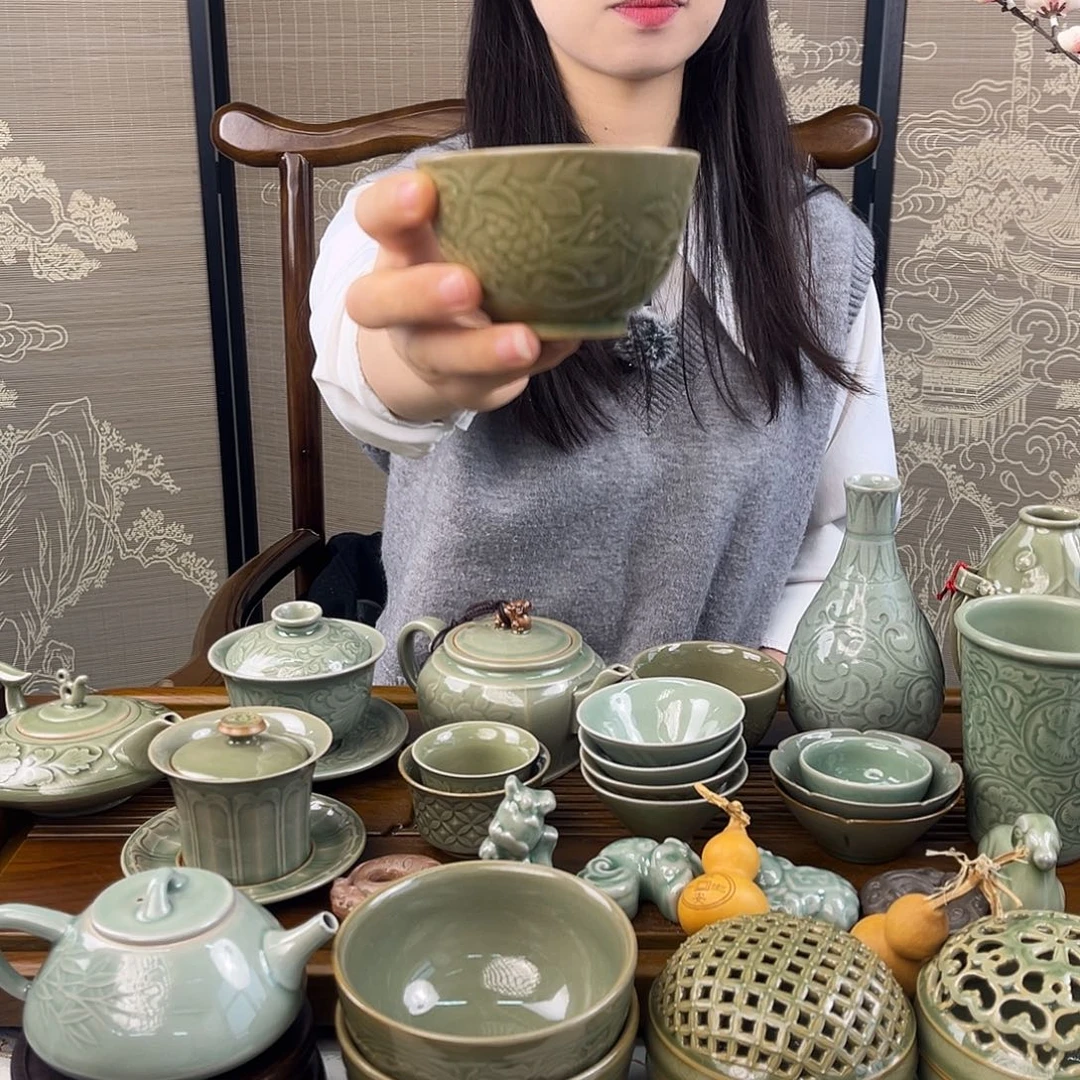 青瓷葡萄藤纹压手杯