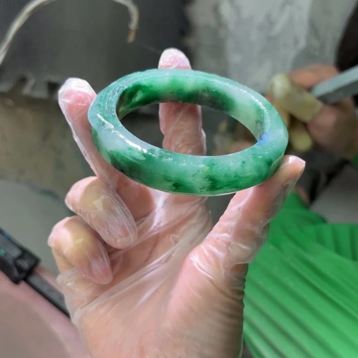 前***进石英质玉（非洲翠）未镶嵌手镯定制