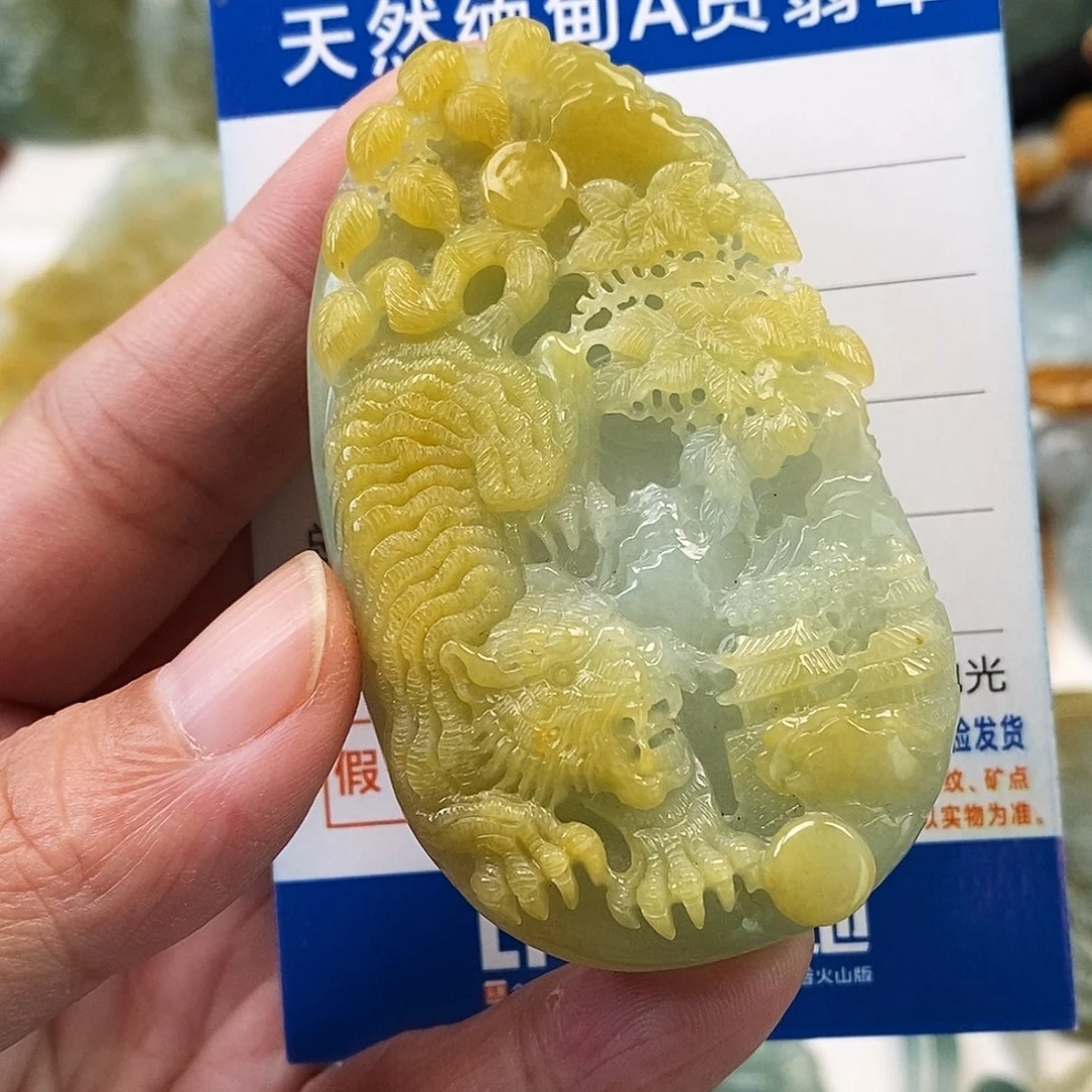 翡翠未镶嵌颈饰虎