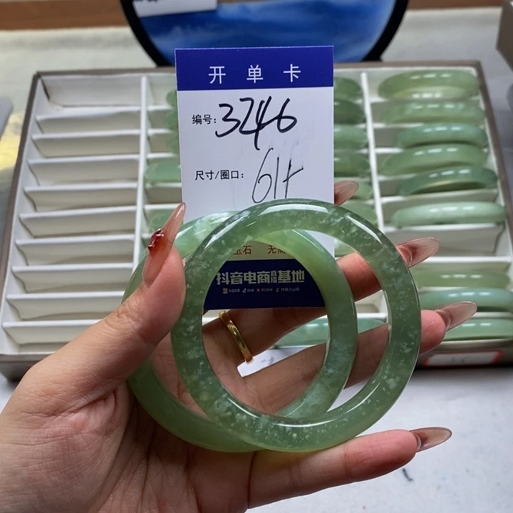 蛇纹石玉手镯未镶嵌