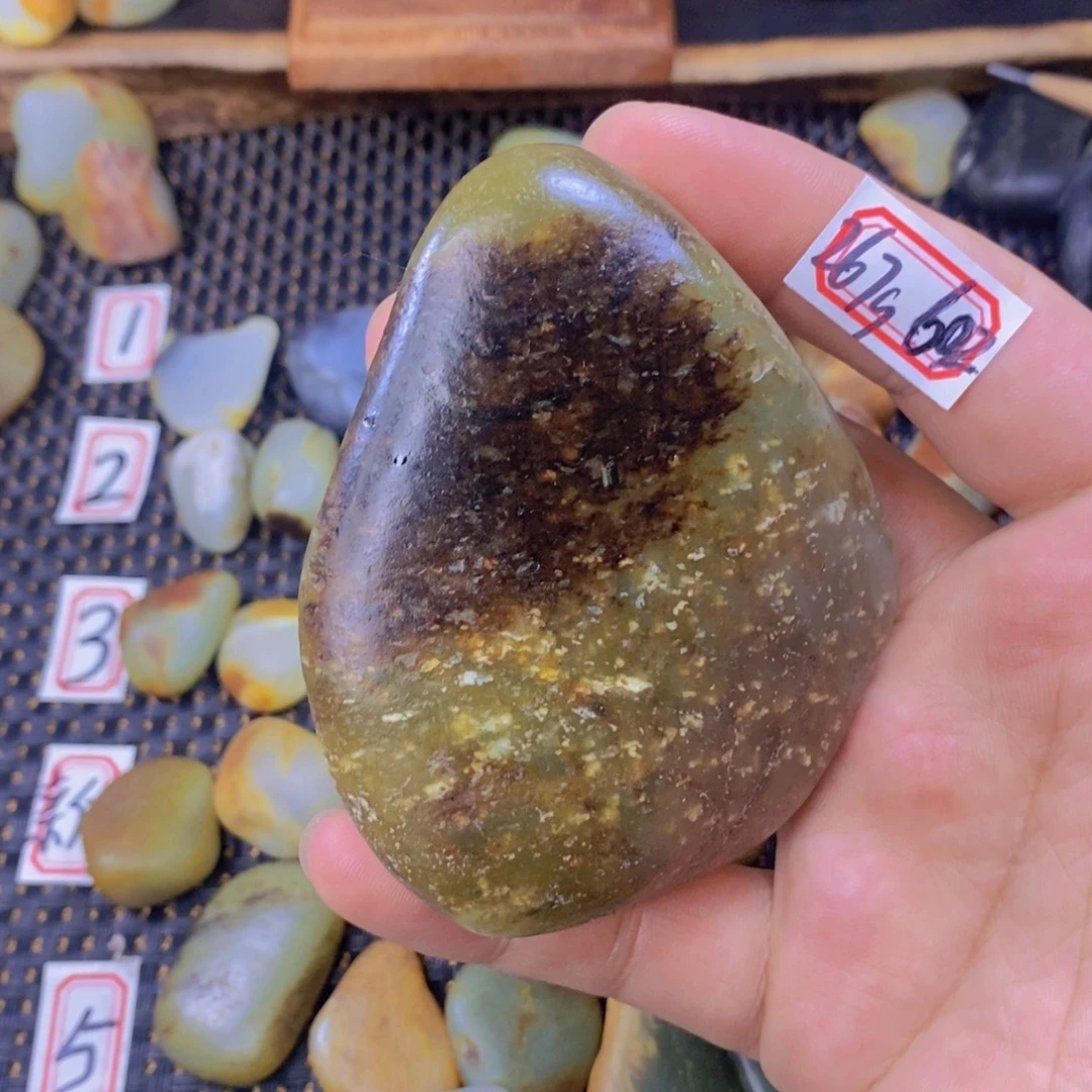 颈饰未镶嵌和田玉（糖玉）