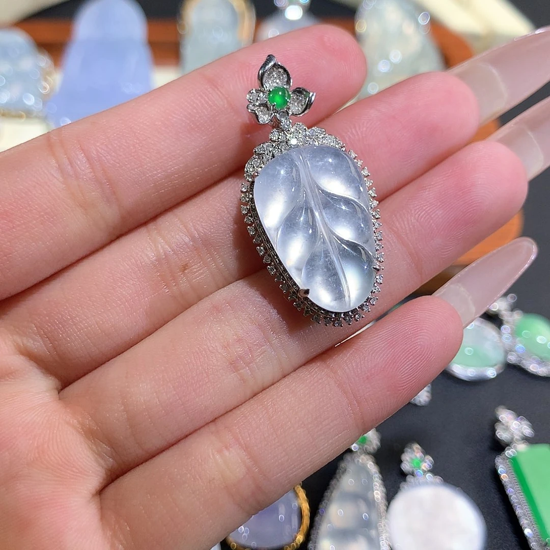 翡翠18K金镶嵌颈饰玻璃叶子