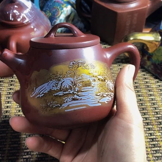 紫砂茶壶原矿泥料手工制作紫砂壶。