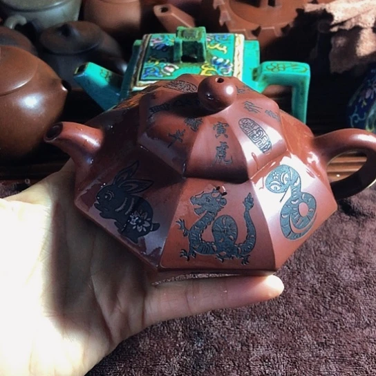 紫砂茶壶原矿泥料手工制作的紫砂壶。