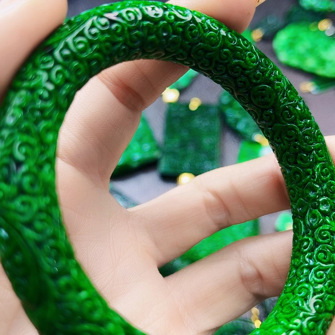 颈饰18K金镶嵌翡翠