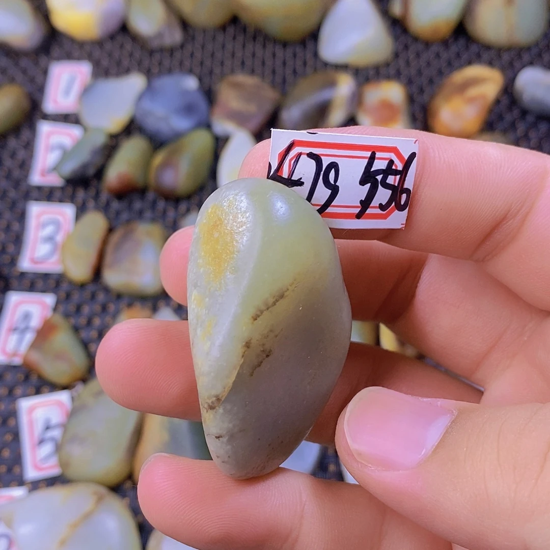 颈饰未镶嵌和田玉（糖玉）