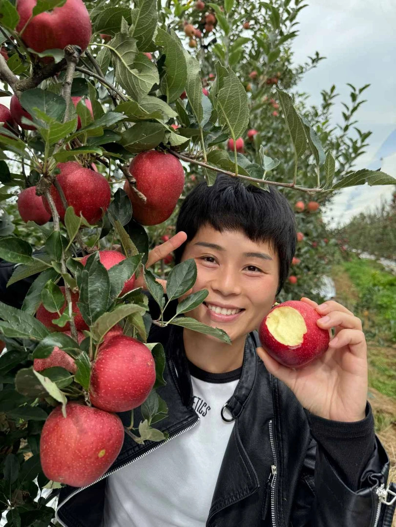 【王妹儿】现摘现发红富士丑苹果脆甜多汁新鲜水果5/8斤