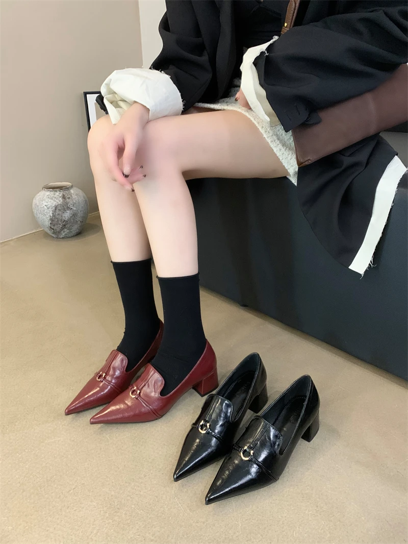 2023秋冬新款金属扣尖头粗跟中跟单鞋中口高跟舒适小皮鞋女鞋子