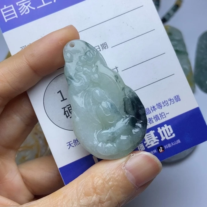 翡翠未镶嵌颈饰。翡翠
