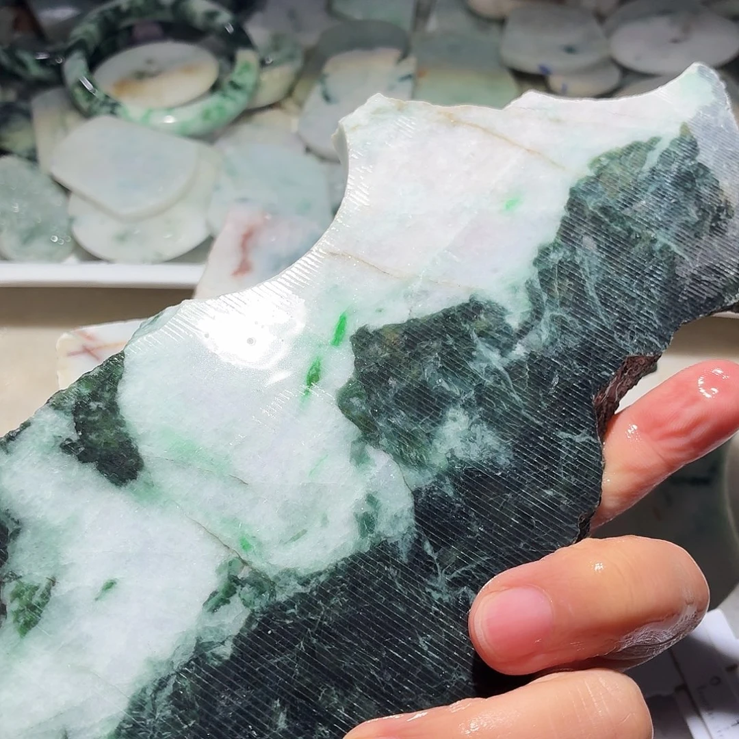 翡翠未镶嵌颈饰边角料