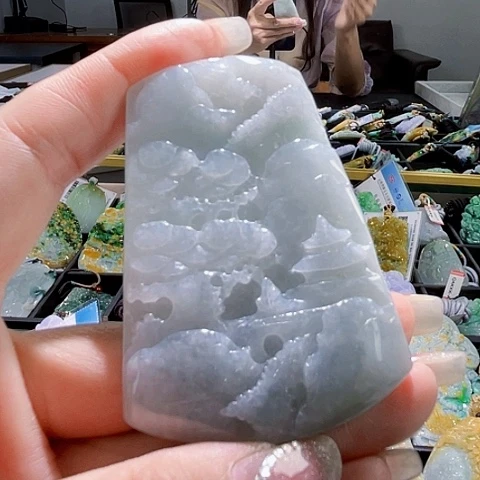 翡翠未镶嵌颈饰一个