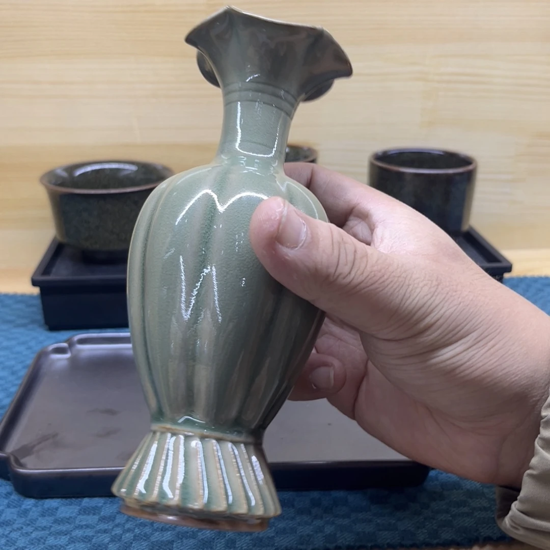 杯青瓷花口瓜棱瓶