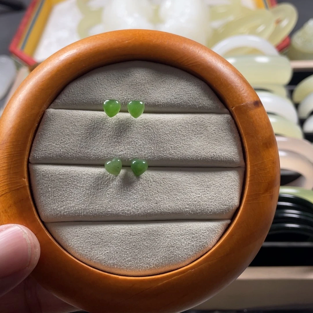 和田玉（碧玉）耳饰未镶嵌爱心耳钉碧玉