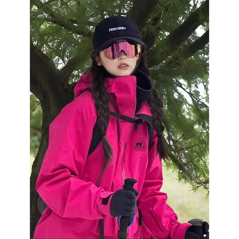 卡盛玫红色冲锋衣外套女2026新款春秋三合一户外防风情侣登山服男