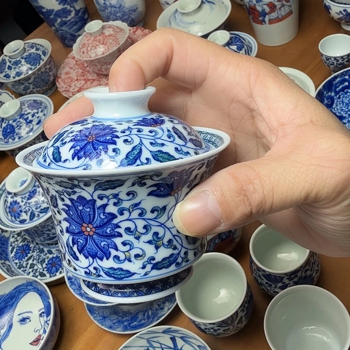 手绘缠枝款釉下五彩二才
