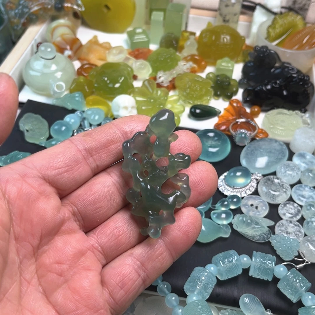 沈***醉蛇纹石玉未镶嵌颈饰