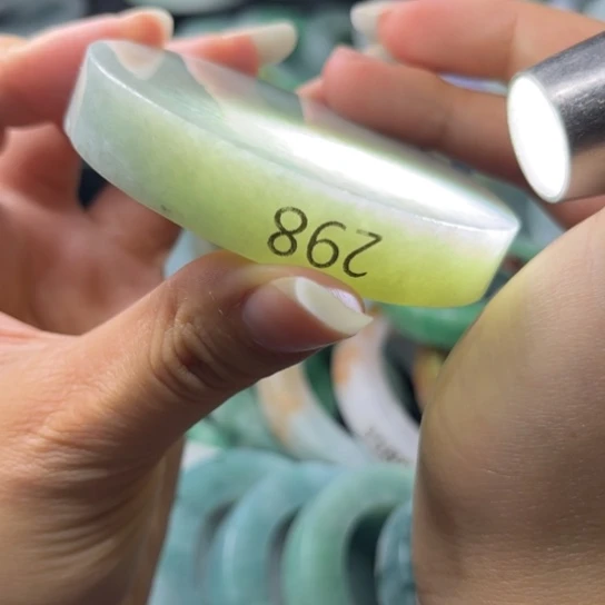 定制翡翠未镶嵌翡翠手镯