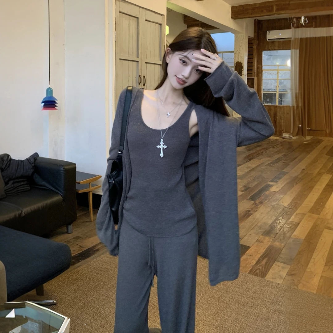 今年流行时尚套装中长款针织开衫女内搭背心秋季灰色休闲裤三件套