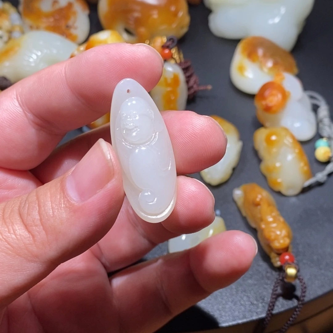 一***顺和田玉未镶嵌颈饰