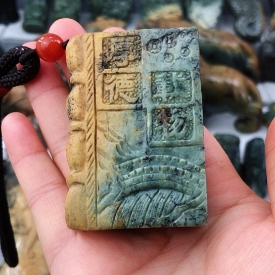 未镶嵌岫岩河磨玉（透闪石质玉）把件