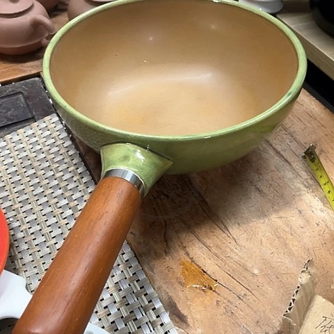 微瑕，明火，口径24高度9外绿内黄黑点
