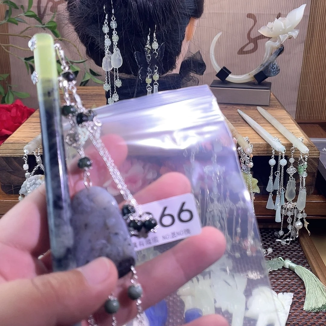 飞***达未镶嵌蛇纹石玉发饰