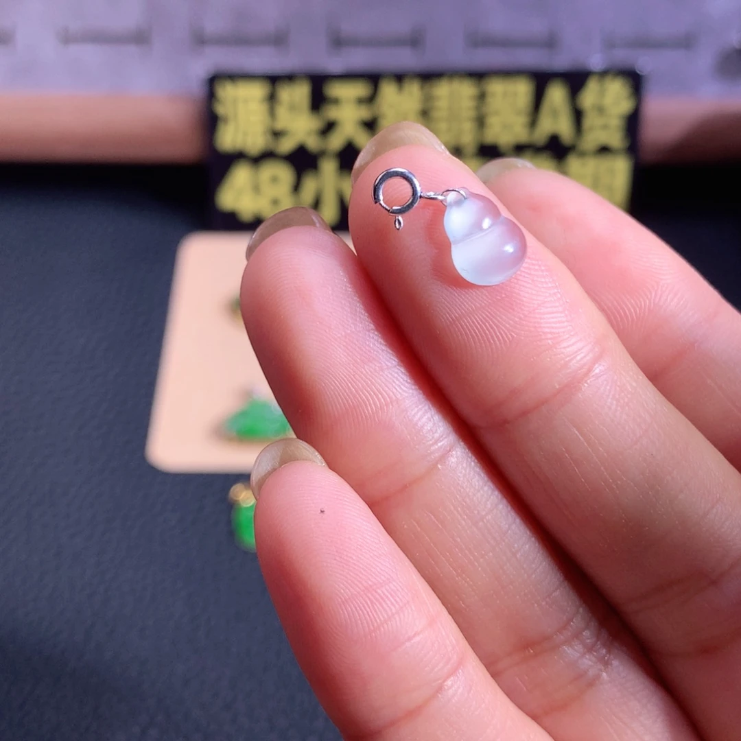 颈饰18K金镶嵌翡翠葫芦