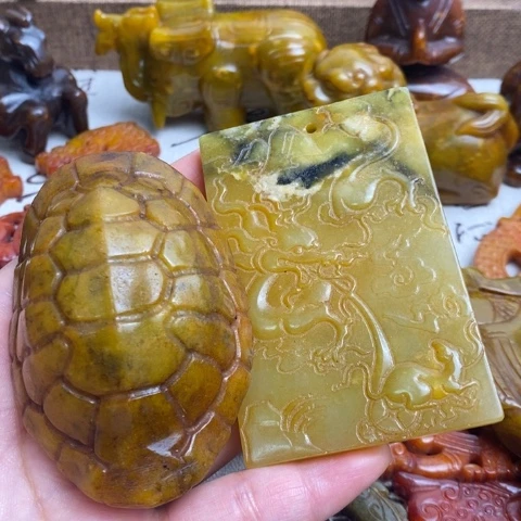 刘***雷蛇纹石玉未镶嵌颈饰