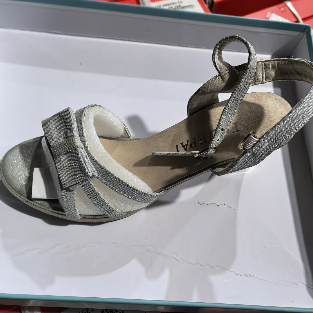 头层牛皮内里会破。愿意就买。没有包装。56445