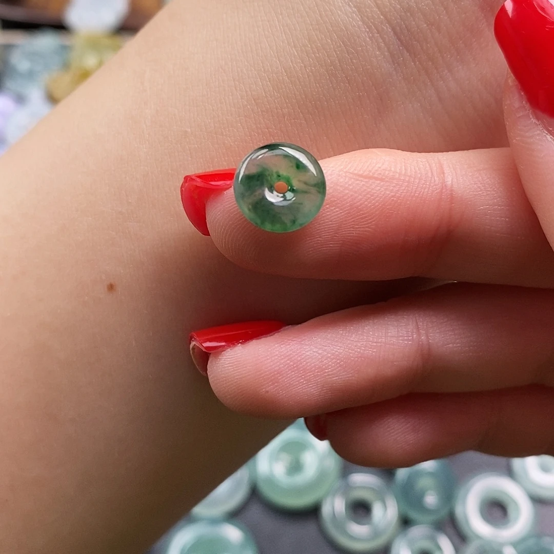 翡翠未镶嵌颈饰平安扣