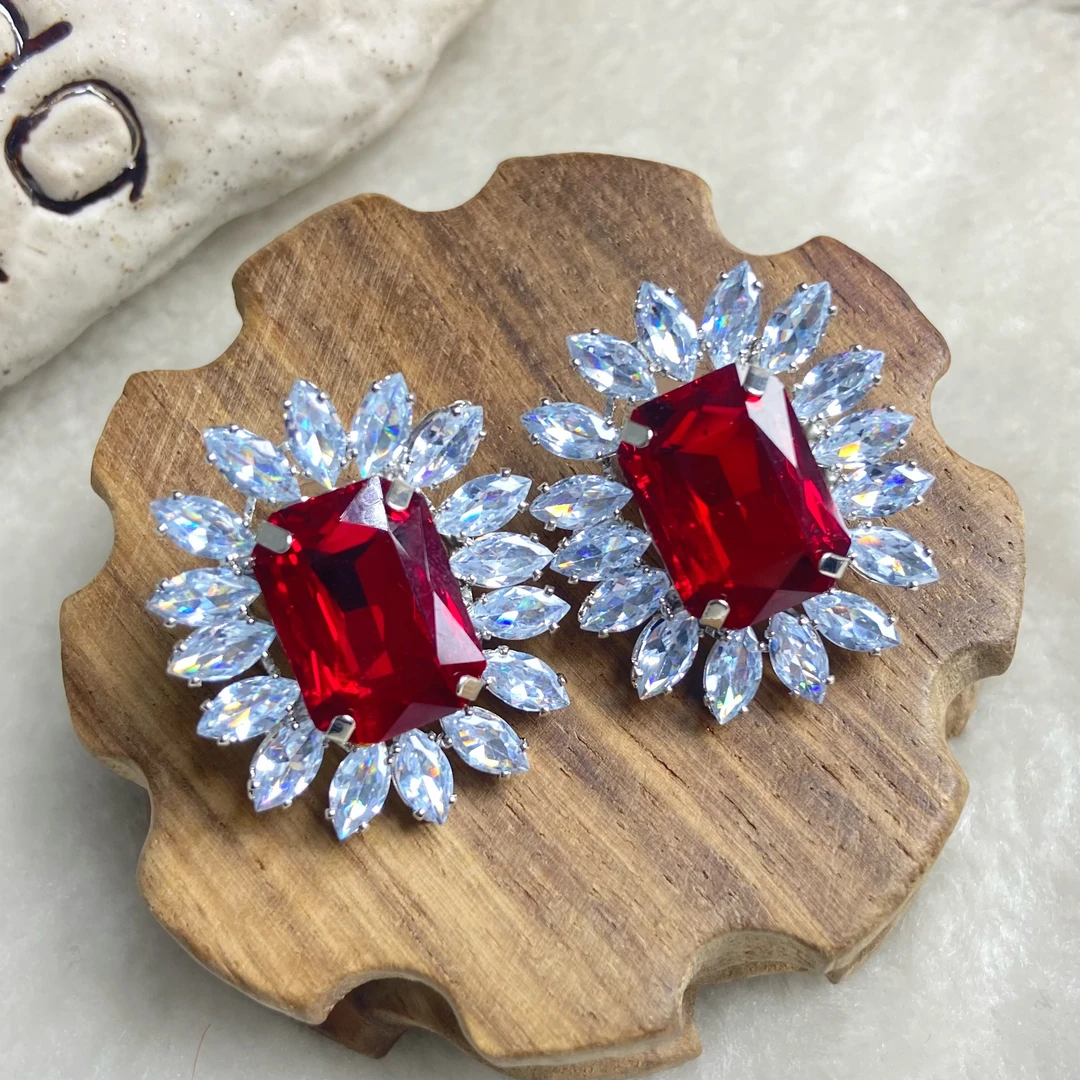 Y典藏品 红时尚耳钉美观大气美轮美奂尽显魅力