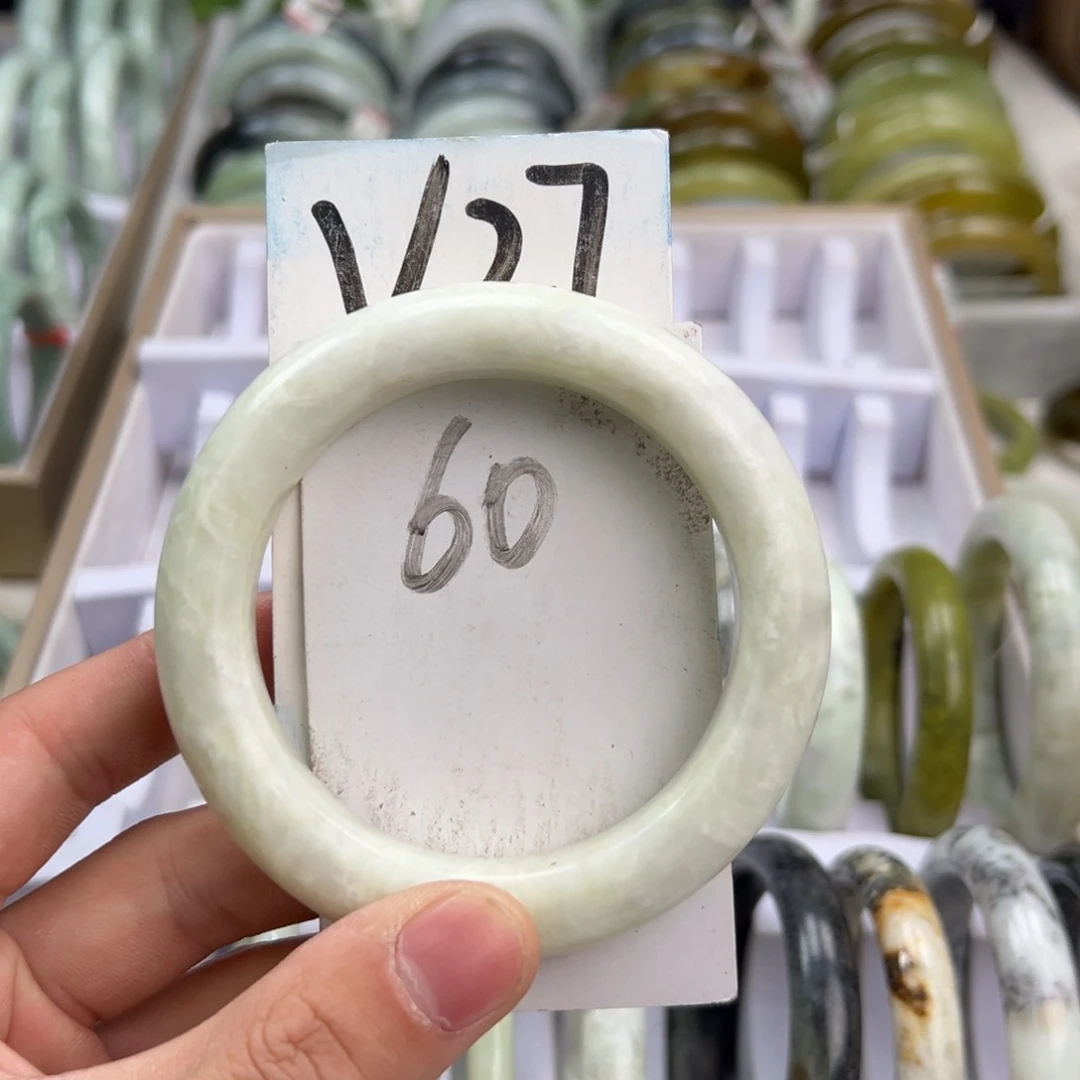 岫玉手镯未镶嵌天然岫玉微瑕，可以正常佩戴